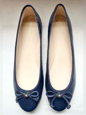 Cole Haan Navy Blue Leather Ballet Flats with Bow Accent. Rubber Sole. Sz 7 1/2